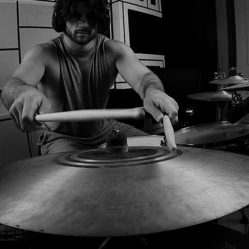 I love throwing this flat-top ride cymbal into my setup - it’s dry, thin, and articulate. It’s interesting how different sounds effect your creativity - this ride always makes me want to swing. And this time, really fast apparently. 
•
And for those of you thinking, “is he really playing jazz on a rock kit with a 22” bass drum?” Yup. Deal with it. 
•
•
•
•
•
#drumeo #drumfam #drummersofinstagram #drumpractice #drumsdaily #drumsdrumsdrums #drumsession #drumsetup #drumsharing #drumshed #drumslife #drumsoutlet #drumstagram #drumstep #drumstudio #drumsview #drumuniversity #drumvideos #instadrum #instadrummers #instadrums #instagroove_ #LAdrummer #LAmusic #LAmusicscene #practiceeveryday #sjcdrums #teamremo #we_love_drums #zildjian
•
@zildjiancompany @vicfirth @remopercussion @sjcdrums @drumuniversity @we_love_drums @gibraltarhardware @dwdrums @drumeoofficial @akgaudio @shure @sennheiser @telefunken_mics @gopro @regal_tip @paistecymbals @apogeedigital @cymbolt @drumspassion